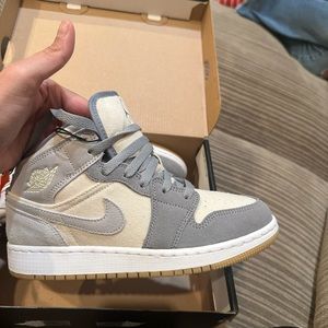 Air Jordan 1 mid se